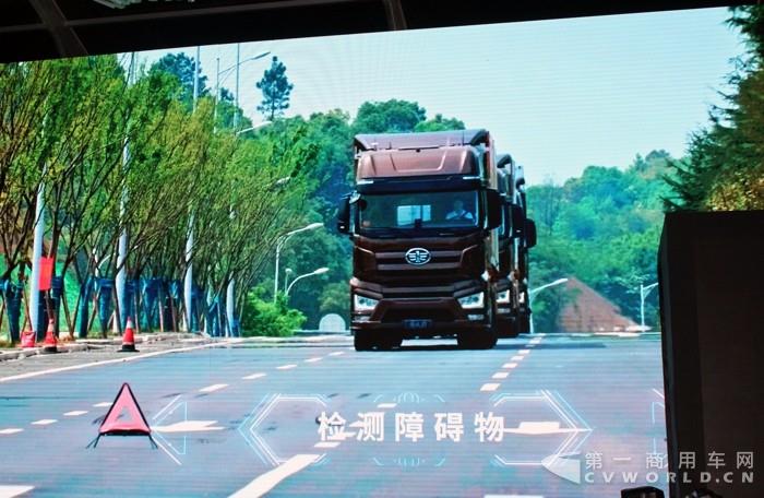 解放视频演示了卡车智能编队行驶解决方案.jpg