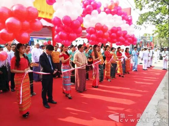 中国重汽缅甸曼德勒3S形象店盛大开业1.jpg