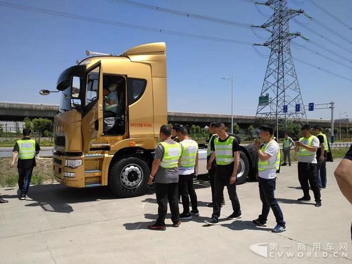 现场下单20台 山西客户点赞汉马车2.jpg