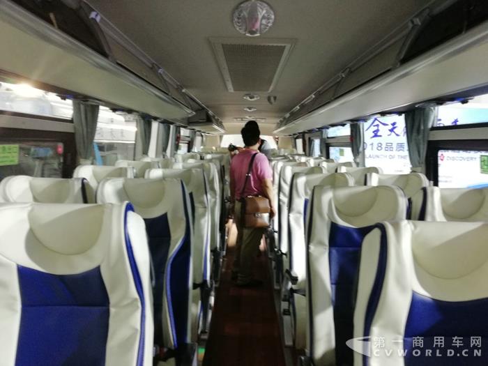 福田可搭载康明斯ISGe320动力的欧辉BJ6122双风挡城间客车内饰2.jpg