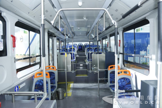一级踏步 比亚迪2018款K8纯电动公交车亮点解析1.png