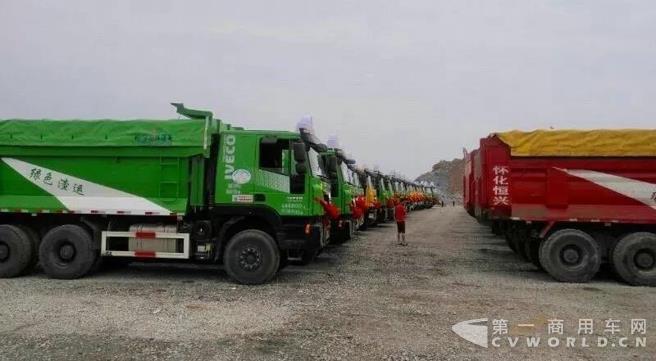 上汽红岩百台新型环保渣土车助力怀化市重大产业项目顺利开工2.jpg