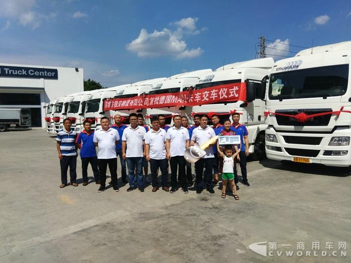 1. 曼恩商用车向深圳稳安物流交付20台牵引车.jpg
