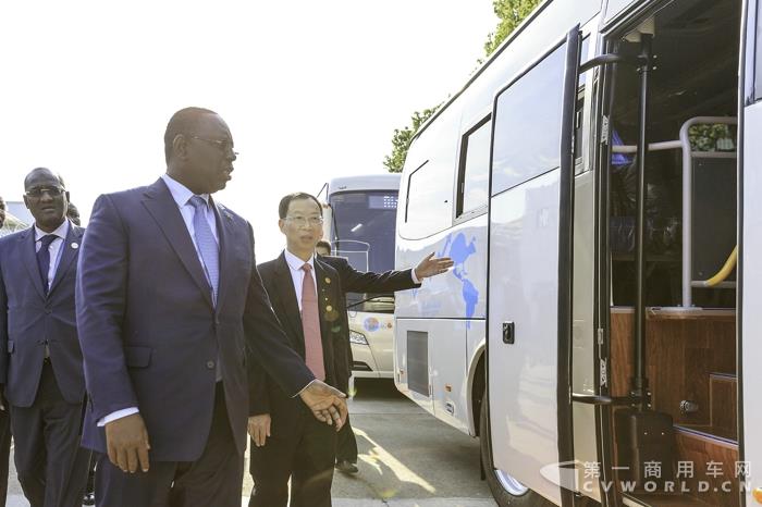 海格客车总经理黄书平与塞内加尔总统萨勒试乘海格客车.jpg