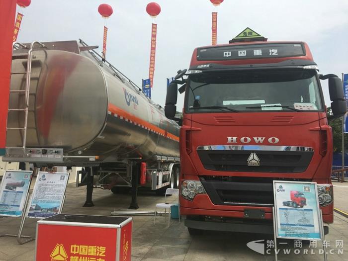重汽HOWO-T7H危险品牵引车.jpg