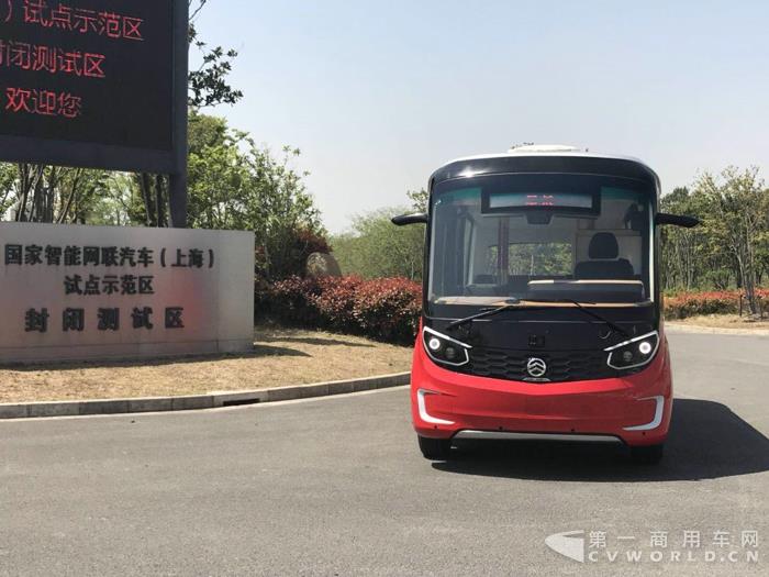 3 金旅客车第二代无人驾驶客车“星辰”于上海智能网联示范区运行.jpg