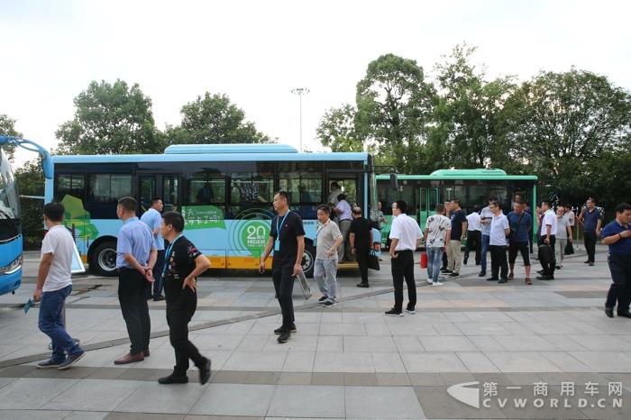 客户参观体验海格系列精品客车_看图王.jpg