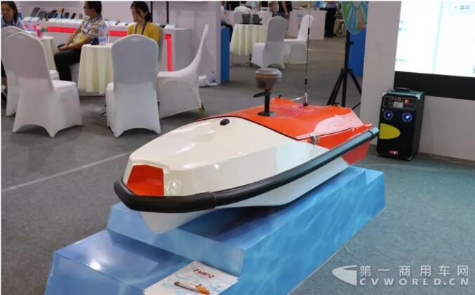 “方洲号”智能测量船在绵阳科博会上展出.jpg