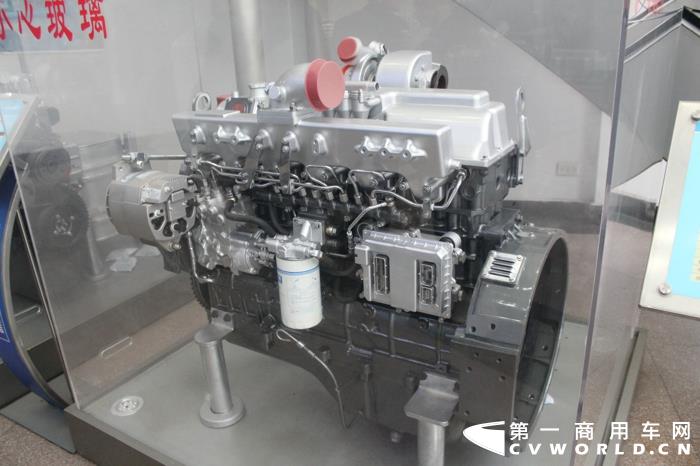 玉柴工厂内展示的YC6L310-50柴油发动机.jpg