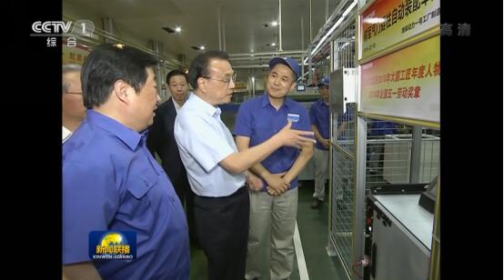 在濰柴一號工廠總裝車間，李克強總理和全國五一勞動獎章獲得者、“大國工匠”王樹軍交流