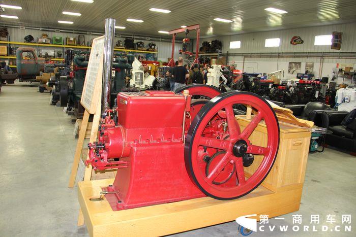 康明斯1920年生产的第一台柴油发动机HVID.JPG