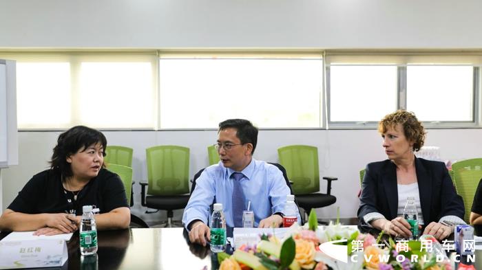康明斯副总裁、中国区首席技术官彭立新（左二）和康明斯全球六项目负责人顾恺熙（Cathy Buening-Griffin）（左三）接受媒体采访