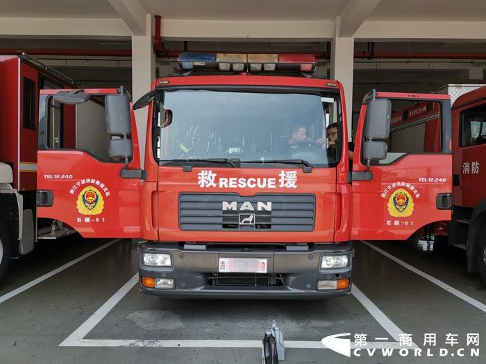 ”小曼“TGL消防车1.jpg