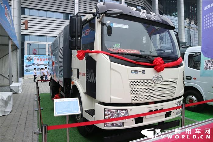 9月17日，2019年第十五届中国（梁山）专用汽车展览会在梁山国际会展中心开幕。本次展会盛况空前，现场不仅展出了大批专用车，还有相当一部分高端牵引车，以及进口卡车出现在展馆中；此外，因部分城市环卫车辆已经开始执行国六标准，本届展会的国六车型在数量上相比往年也大有提升。
