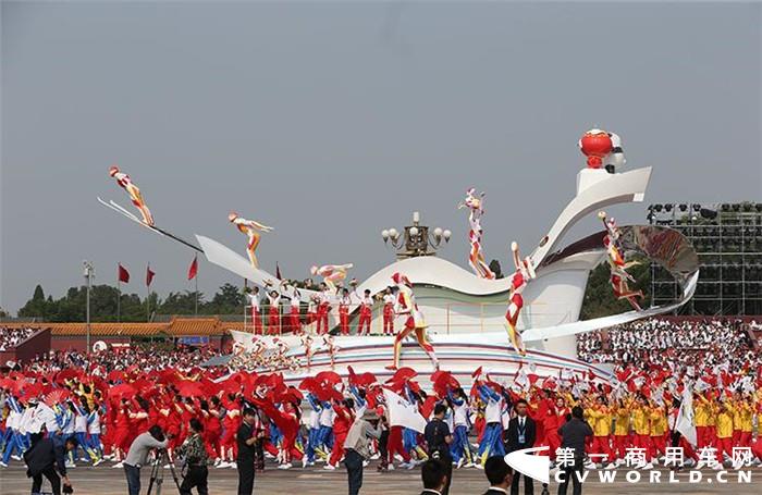 10月1日，庆祝中华人民共和国成立70周年大会于北京天安门广场盛大举行，在这场世界瞩目的国之大典中，有涵盖各行各业、各族各界10万名游行群众参与，由70组彩车作为群众游行亮点的彩车方阵，绘就新中国70年历程的辉煌画卷。这一规模宏大庆典，除了体现新时代强大国力之外，以福田汽车等为代表的中国制造作为背后助力也是“功不可没”，下面就跟随一组一手数据，揭开福田汽车国典保障背后的品质密码。