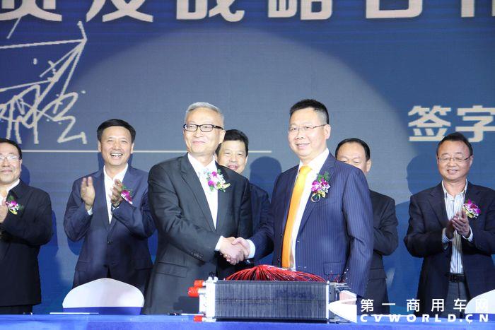 龙蟠科技董事长石俊峰（右一）与明天氢能公司董事长王朝云签订战略合作协议.JPG