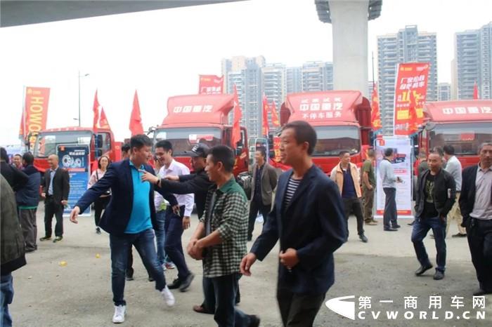 近日，HOWO轻卡国六新品上市品鉴会在成都区域圆满举办两场，吸引众多新老用户前来看车试驾。