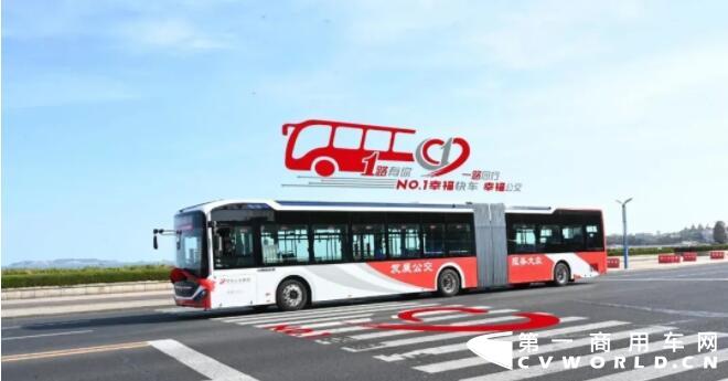 
11月2日，烟台公交集团购置的10台中通18米铰接式“大通道”空调公交车N18正式在1路投入运行。