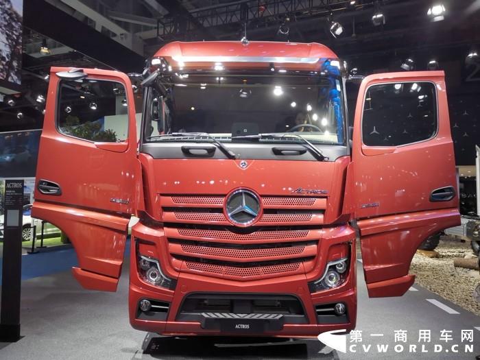 第二届进博会上，奔驰展出了第五代Actros牵引车——智能版Actros。这也是这款产品首次在中国亮相，现场观者如潮。2019年，奔驰在中国市场取得了非常不错的成绩。就此，戴姆勒卡客车（中国）有限公司首席执行官科锐铭（Ralf Kraemer）在进博会期间接受了媒体采访，分享了奔驰在2019年取得的优秀成绩，以及对2020年的展望。