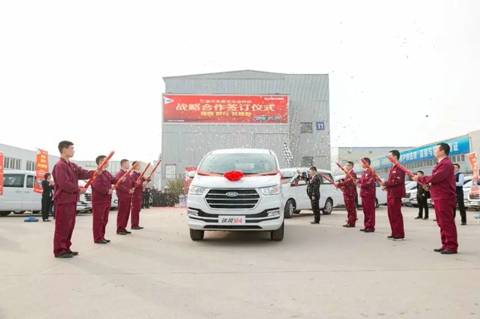日前，以“缘聚、同行、共精彩”为主题的大客户交车仪式在河南郑州隆重举行，首批多台瑞风M4在客户代表、媒体朋友、厂商代表的共同见证下，成功交付河南达点科技有限公司。