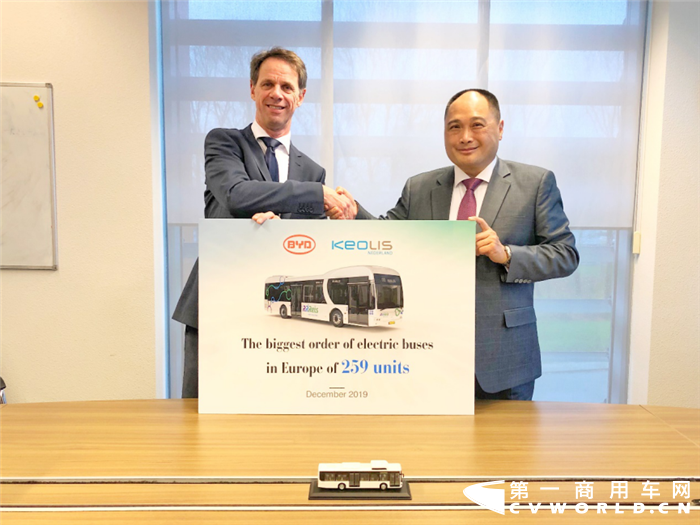 当地时间12月6日，中国新能源汽车领军企业比亚迪与欧洲领先公共交通运营商凯奥雷斯（Keolis）荷兰分公司正式签署合作协议，宣布中标荷兰259辆纯电动大巴订单，这也是迄今为止欧洲最大的纯电动大巴项目。