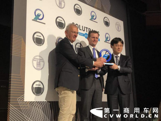 11月20日（当地时间），在法国里昂举办的交通运输展览会上（Solutrans），现代商用车氢燃料重卡项目，在沃尔沃、斯堪尼亚等强手如林的竞争中脱颖而出，赢得了评委们的一致认可，荣获2020年度卡车（IToY, International Truck of the Year）创新奖（Truck Innovation Award）。