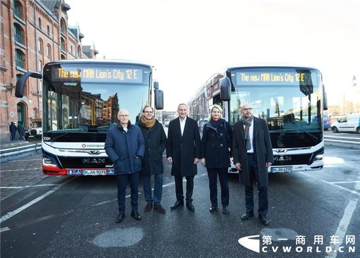 近日，曼恩商用车向汉堡高架铁路股份公司（HOCHBAHN）和荷尔斯泰因公共运输公司（VHH）交付两辆曼恩Lion’s City E。目前，这两辆巴士已投入日常运营。2020年起，由15辆曼恩纯电动巴士组成的演示车队将在欧洲5个国家提供运营服务。