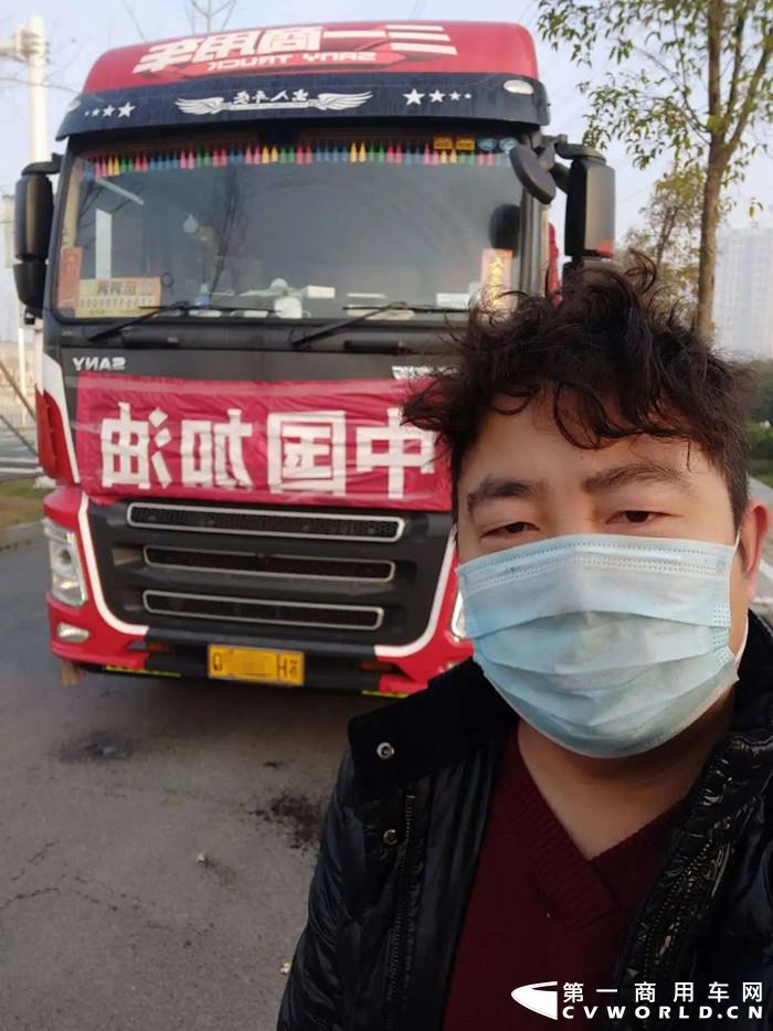 “这是我第四趟过去武汉了，从2.2号出门，一直没有回家。”当我们采访到张金冬的时候，他才刚刚到达武汉，停下车休息，都还没来得及吃饭。