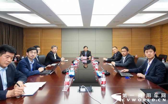 2020年3月27日晚上8:30，谭旭光在山东济南山东重工集团总部主持召开潍柴集团第二次全球CEO、CFO视频会议，调度海外子公司疫情防控、生产经营、财务状况等事宜。