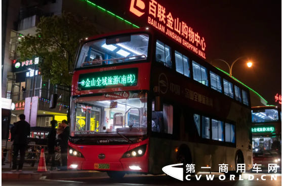 5月1日，2020年金山购物节开幕式在上海市金山区举行。活动上，首批4台比亚迪K8S纯电动双层大巴正式发车，作为旅游观光巴士投入金山区开始运营，这也是上海引入的首支纯电动双层巴士车队。该批车辆兼具低碳环保优势与人文特色，为城市提供高品质出行服务的同时，助力上海朝创新、协调、绿色、开放、共享方向发展，迈向卓越全球都市。