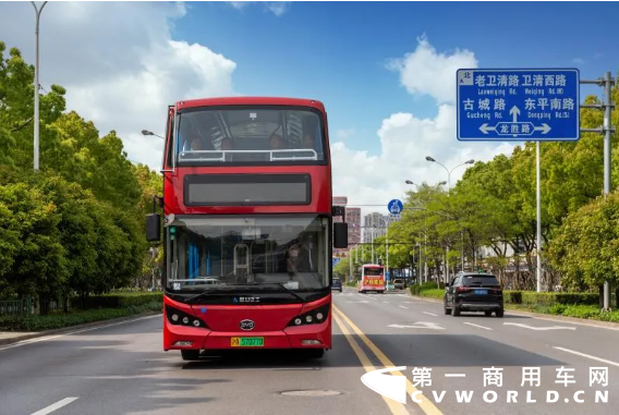5月1日，2020年金山购物节开幕式在上海市金山区举行。活动上，首批4台比亚迪K8S纯电动双层大巴正式发车，作为旅游观光巴士投入金山区开始运营，这也是上海引入的首支纯电动双层巴士车队。该批车辆兼具低碳环保优势与人文特色，为城市提供高品质出行服务的同时，助力上海朝创新、协调、绿色、开放、共享方向发展，迈向卓越全球都市。