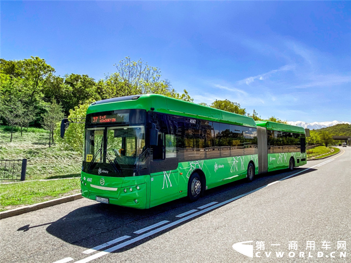 2020年1月，金旅客车哈萨克斯坦KD项目的60辆18米BRT公交车投入哈萨克斯坦最大城市阿拉木图运营。该批车辆于2019年年底在哈萨克斯坦阿拉木图工厂下线，交付阿拉木图国有公交公司“Almatyelectrotrans”。这是当地首批18米天然气BRT公交车，一时之间吸引了不少民众的关注。