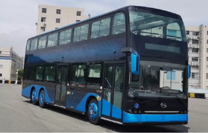 2020年6月17日，工业和信息化部公示了《道路机动车辆生产企业及产品公告》（第334批），在车辆新产品公示清单中，一款全新造型的纯电动低地板双层城市客车引起广泛关注。这便是来自比亚迪的BYD6120BD1EV1双层巴士，这也是比亚迪首款三轴纯电动双层巴士。
