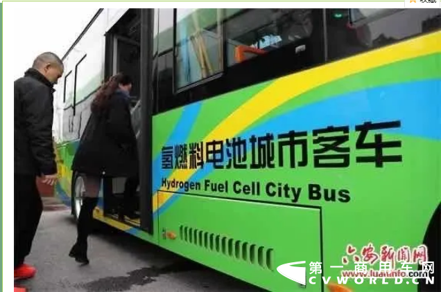 近日，安徽省首批氢燃料电池城市客车亮相，这批来自安凯的氢燃料客车目前已在六安市301路氢能公交线路投入试运行，这也标志着，安徽省首批氢燃料电池城市客车正式上线。

