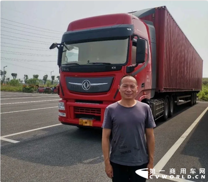 1989年，张罗坤来到湖北襄阳当兵，5年的武警生涯中，他和东风140卡车有了亲密接触。退伍后几经周转，他来到了现在的物流公司。

