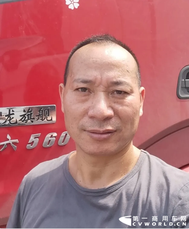 1989年，张罗坤来到湖北襄阳当兵，5年的武警生涯中，他和东风140卡车有了亲密接触。退伍后几经周转，他来到了现在的物流公司。

