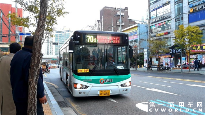 7月，苏州金龙韩国市场再传喜讯。在今年首尔上半年的路线电动公交车招标中，苏州金龙作为唯一一家中标的中国客车企业表现亮眼，获得了21辆纯电动公交订单，与韩国本土强势品牌现代客车持平。