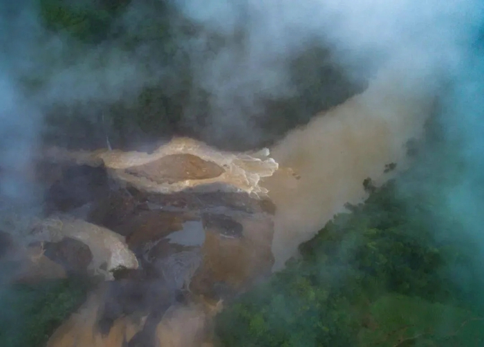 恩施清江上游屯堡乡马者村沙子坝发生滑坡，致使清江水源地受泥石流影响，恩施城区近85%的用户自来水停供。

