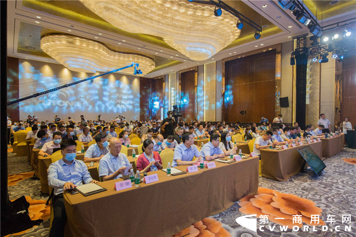 7月31日，由宇通客车主办的2020中国校车行业高峰论坛在河南郑州隆重举办。此次论坛以“智敬美好，守护未来”为主题，再次聚焦校车安全和健康。来自校车管理部门、校车运营企业、教育机构、媒体等400余位嘉宾代表参加了论坛，共同为中国校车可持续发展建言献策，为孩童安全健康成长保驾护航。