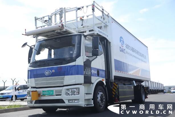 8月4日，解放首辆新能源食品车在大兴机场正式投入运行。
