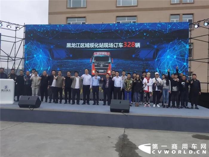 日前，搭载法士特最新一代集成式AMT+液力缓速器的高端牵引车在黑龙江绥化批量交付，现场订车328辆。