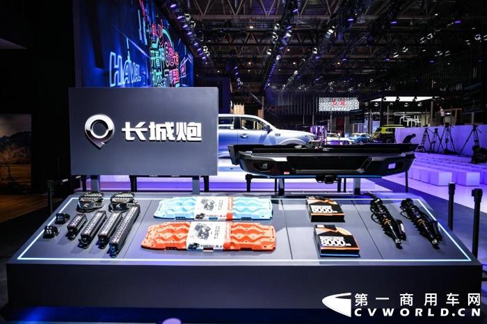 9月26日，在北京车展E3展馆，“高颜值搞笑担当”艾伦以惊艳亮相，开启一场长城炮盛“装”发布会。