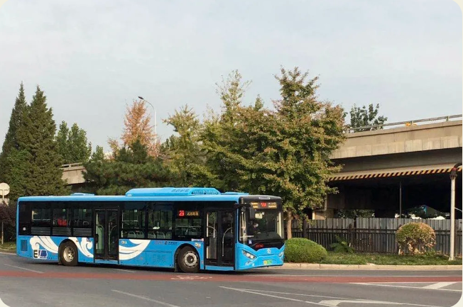 日前，代表着“天更蓝、地更绿”的银隆新能源公交车正式驶入北京，代表着北京公交订单的交付已经完成，旺季生产攻坚战获得阶段性的胜利。