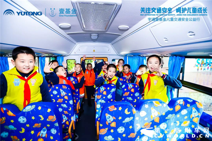 10月20日、21日，宇通&壹基金儿童交通安全公益行相继走进黑龙江肇东、重庆，拉开了2020年这场“暖冬公益”的序幕！