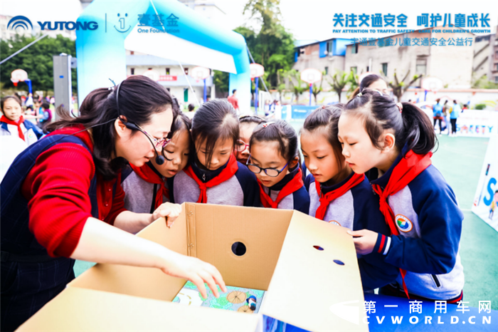 10月20日、21日，宇通&壹基金儿童交通安全公益行相继走进黑龙江肇东、重庆，拉开了2020年这场“暖冬公益”的序幕！