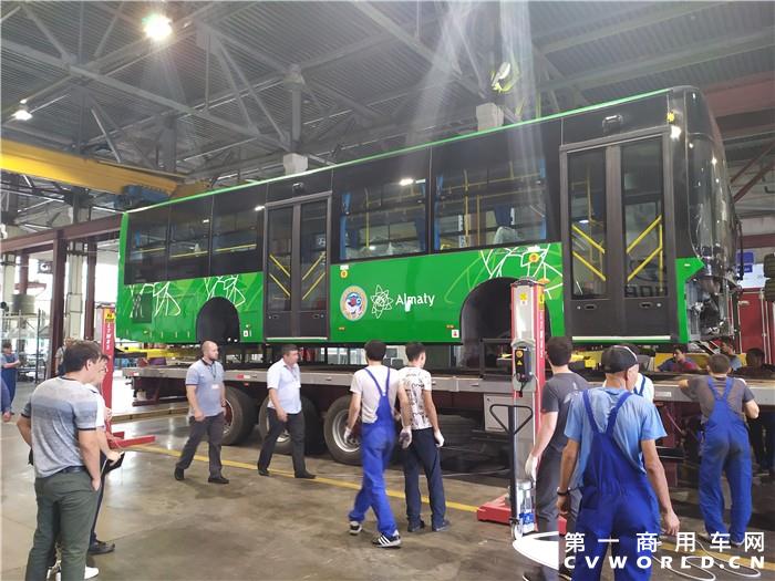 中国客车出口再次传来好消息。近日，150辆金旅客车KD散件正式发往哈萨克斯坦最大城市阿拉木图，将在当地完成组装交付。新车全部是12米低地板BRT公交，将投入阿拉木图城市公交主干线上，这也是继2018、2019年金旅公交车批量交付阿拉木图之后的又一次大批量订单落地。
