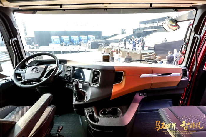 【第一商用车网 原创】11月11日，陕汽德龙X6000正式上市了。德龙X6000牵引车，作为总书记的“试乘车”，对于陕汽重卡来说是荣誉的象征；这款定位高端标载物流市场的新品，代表着陕汽重卡最高技术水平，即是陕汽文化的承载者，更是其创新精神的具体体现。