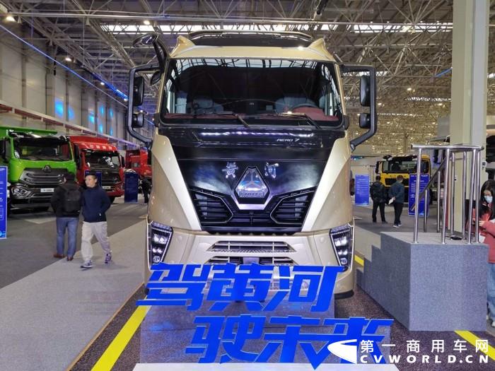 重汽黄河X7 4×2牵引车，搭载重汽MC13H发动机，国六.jpg