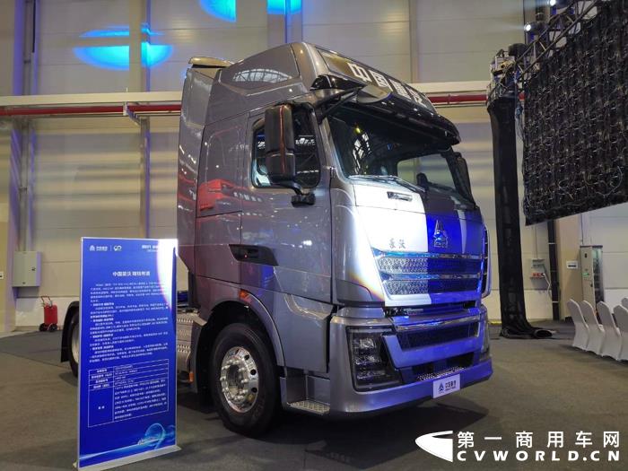 年会大戏开场了：11月20日，以“新时代 新科技 新重汽”为主题的中国重汽集团2021年云商务大会在济南举行。活动现场，重汽共展出了28款展车，款款都是重磅产品。