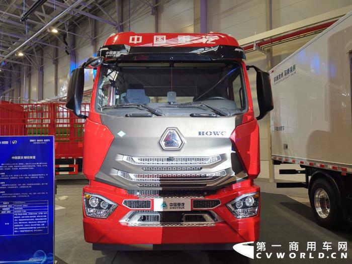 年会大戏开场了：11月20日，以“新时代 新科技 新重汽”为主题的中国重汽集团2021年云商务大会在济南举行。活动现场，重汽共展出了28款展车，款款都是重磅产品。